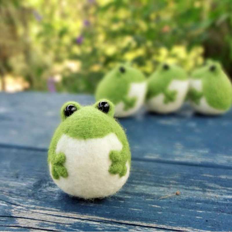 DIY Felt kit Cute Frog Wool Needle Felt Doll Wool Felting Poked Kit DIY Handcrafting Package