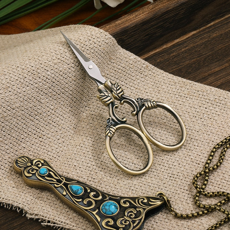 The Royal Tailor's Needlework Scissors Kit With Necklace Holder
