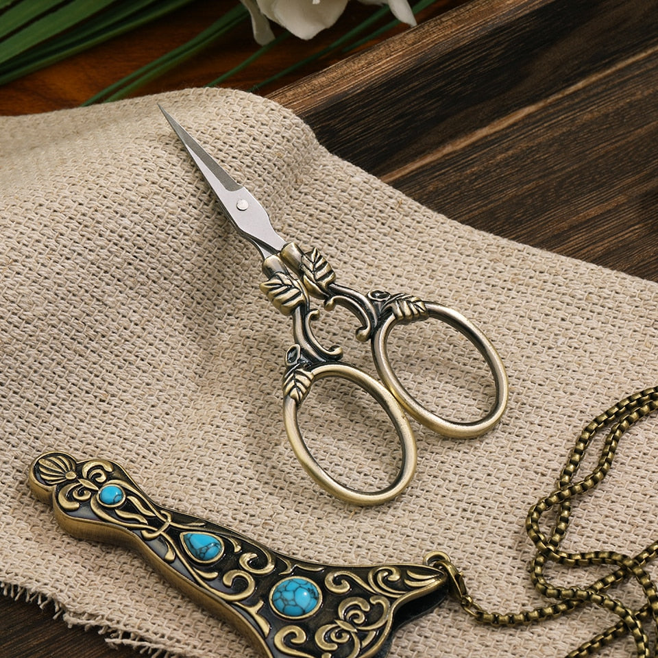 The Royal Tailor's Needlework Scissors Kit With Necklace Holder