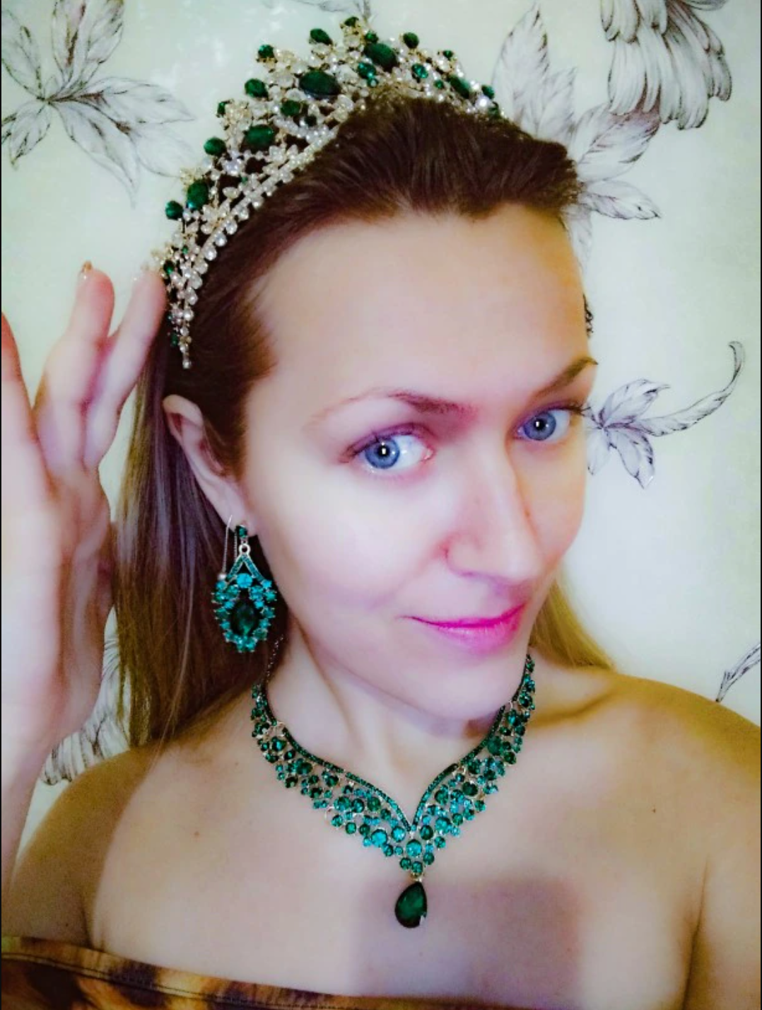 Queen of the Barossa Tiaras Earrings Necklaces Jewellery Sets